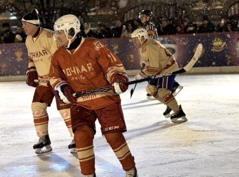 Βλαντιμίρ Πούτιν : Έπαιξε χόκεϊ επί πάγου στην Κόκκινη Πλατεία
