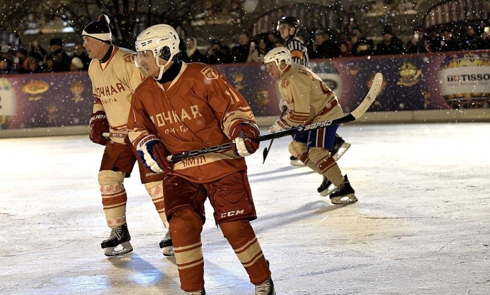 Βλαντιμίρ Πούτιν : Έπαιξε χόκεϊ επί πάγου στην Κόκκινη Πλατεία