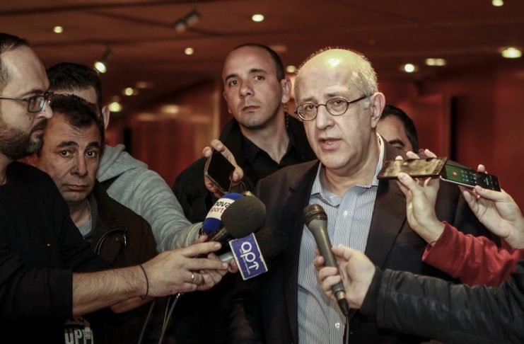 Παρά δυο εβδομήντα, τη χωρίστρα στη μέση