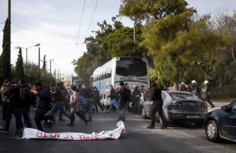 Ζάππειο:Ρίψη χημικών σε φοιτητές που διαδήλωναν κατά του νόμου Γαβρόγλου