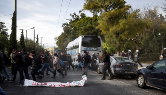 Ζάππειο:Ρίψη χημικών σε φοιτητές που διαδήλωναν κατά του νόμου Γαβρόγλου