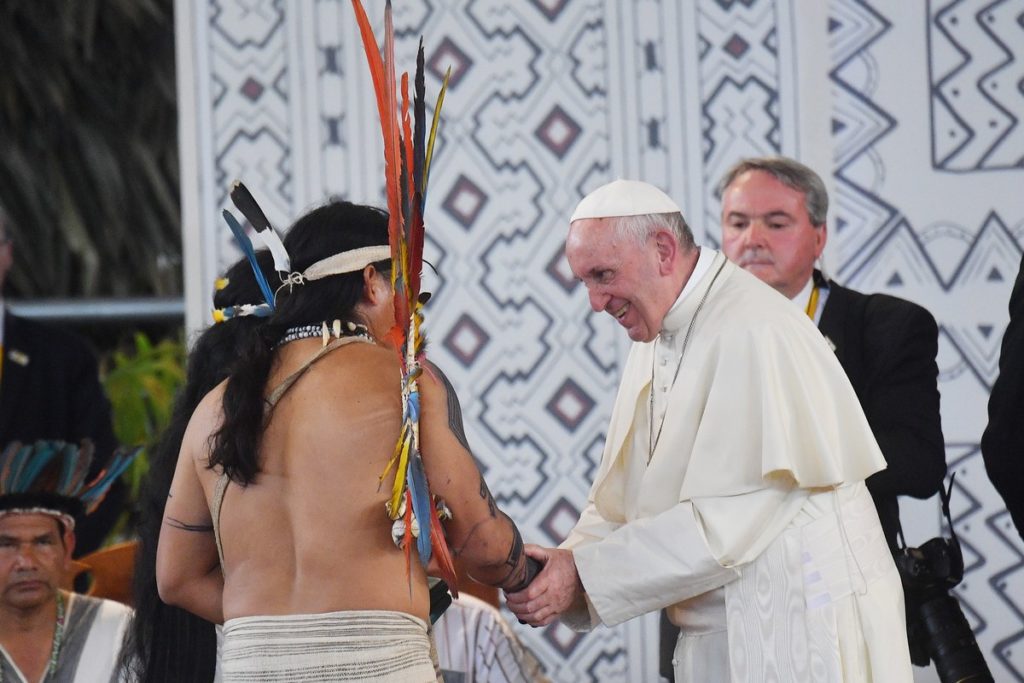 Με τους ιθαγενείς του Αμαζονίου συναντήθηκε ο πάπας Φραγκίσκος
