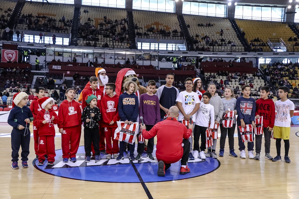 Το οικογενειακό κλίμα στο ΣΕΦ στο Ολυμπιακός – Πανιώνιος (vid)