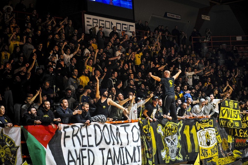 ΑΕΚ : Πανό για Παλαιστίνια ακτιβίστρια από οπαδούς της Ένωσης