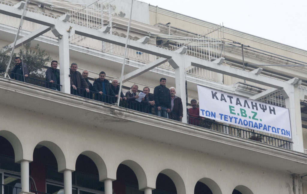 Κατάληψη της ΕΒΖ από τους απλήρωτους τευτλοπαραγωγούς