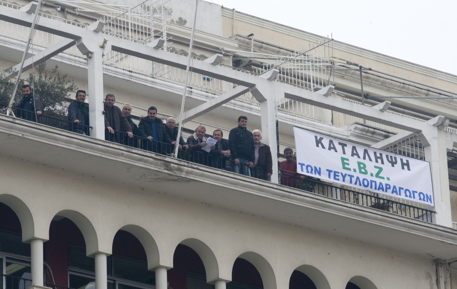 Κατάληψη της ΕΒΖ από τους απλήρωτους τευτλοπαραγωγούς