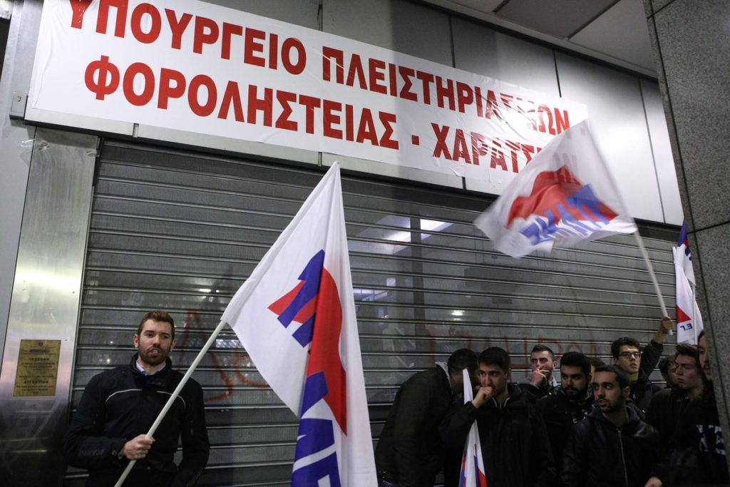 Χημικά, μπουκάλια, πέτρες στη διαδήλωση του ΠΑΜΕ στο Σύνταγμα