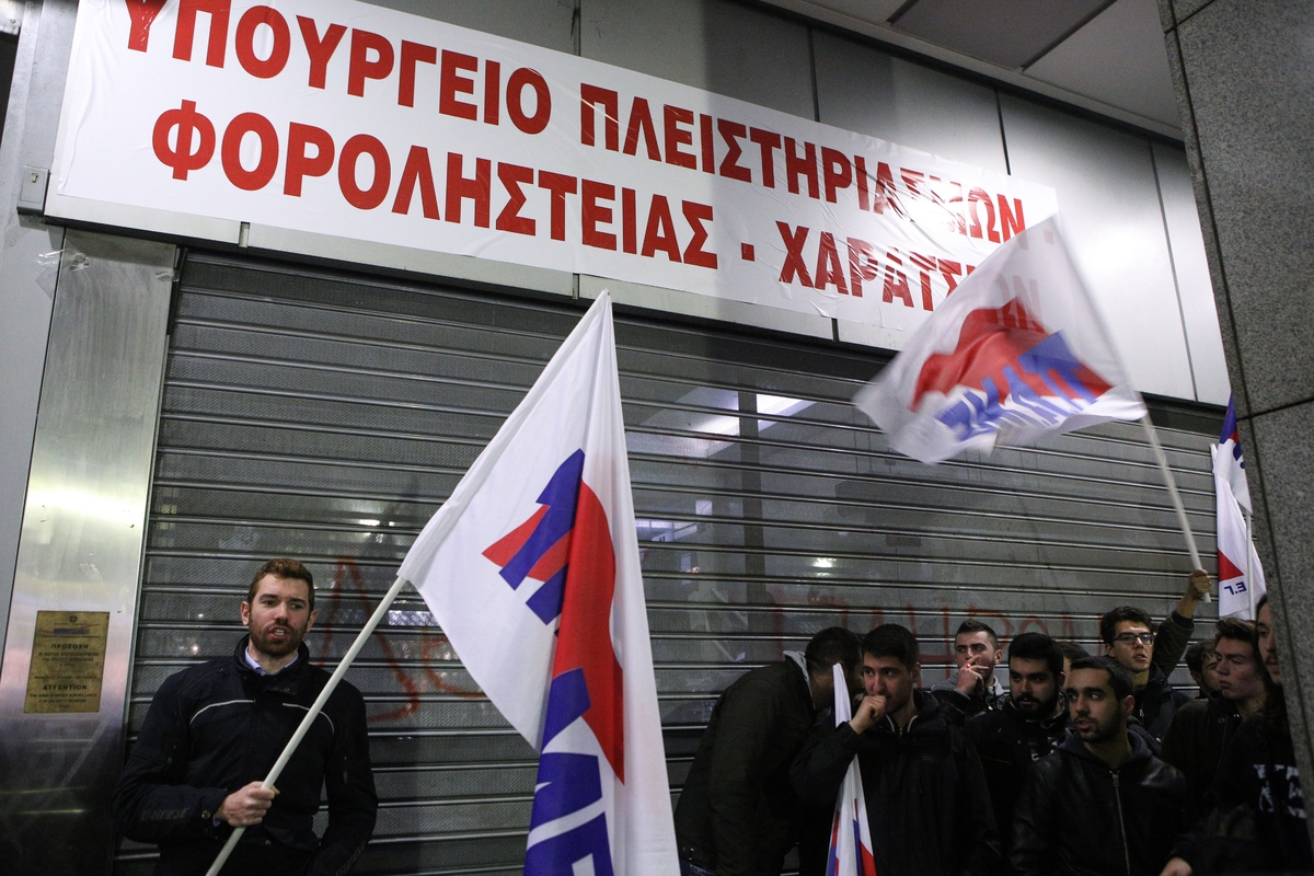 Χημικά, μπουκάλια, πέτρες στη διαδήλωση του ΠΑΜΕ στο Σύνταγμα