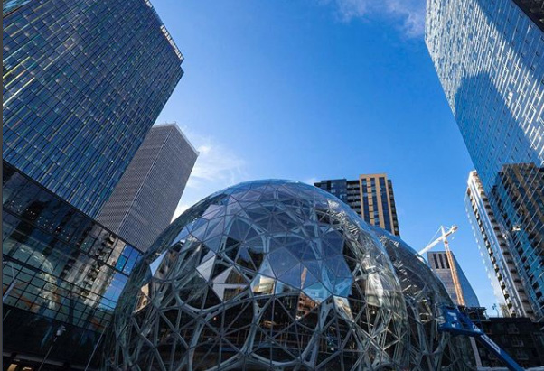 Εγκαινιάστηκαν οι «Σφαίρες» της Amazon – Τα εντυπωσιακά νέα γραφεία που θυμίζουν τροπικό δάσος (pics, vids)