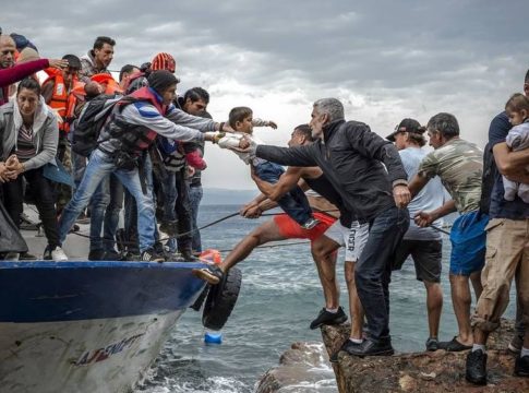 Μειώθηκε στο μισό η ροή μεταναστών και προσφύγων το 2017 στην Ευρώπη