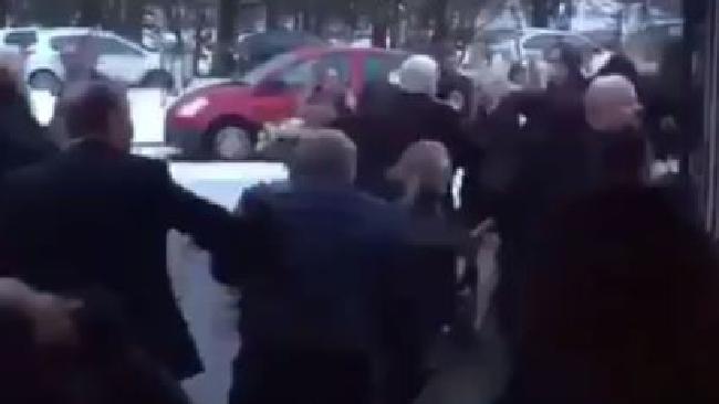 Ασύλληπτο ξύλο σε κηδεία (vid)