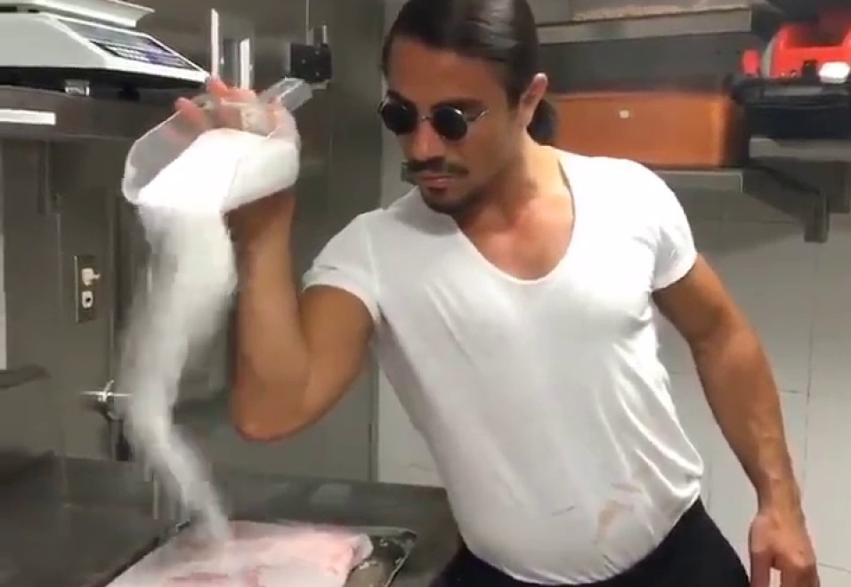 Ο Salt Bae θα αλατίζει στο Μανχάταν τις μπριζόλες του