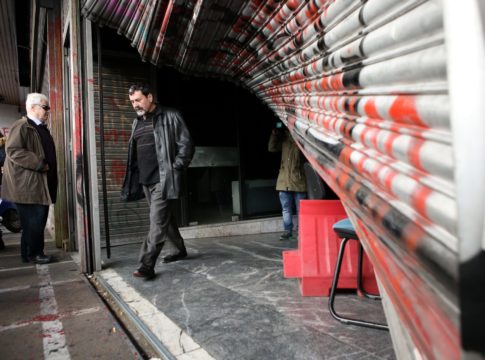 Μέλη του ΠΑΜΕ εισέβαλαν στο υπουργείο Εργασίας