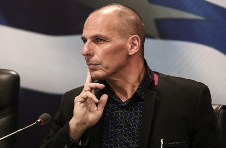 Ο Βαρουφάκης τα… πήρε στο κρανίο (tweet)