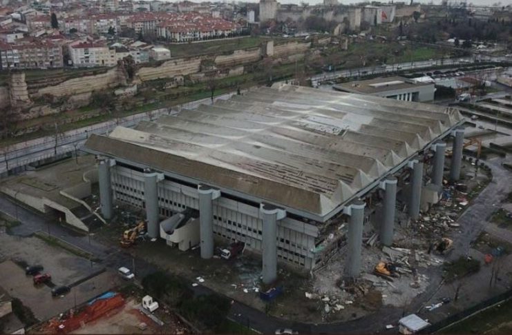 Κατεδαφίστηκε το «Αμπντί Ιπεκτσί»