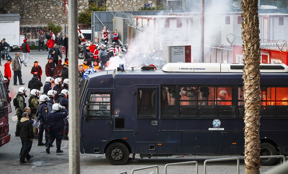 Επεισόδια με αστυνομικούς έξω από το Καραϊσκάκη