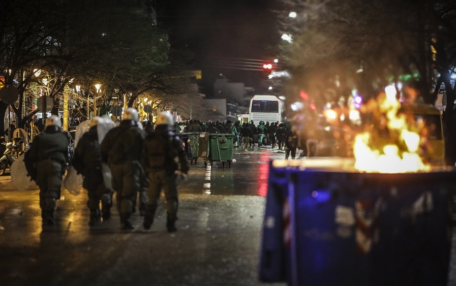 Συνεχίζονται τα έκτροπα: Κάηκαν κάδοι και αυτοκίνητα! (pics+vds)