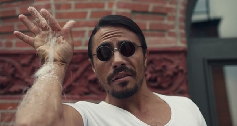 Ο Salt Bae απαντά στις κριτικές με… μια «χρυσή» μπριζόλα – Μετά τον σάλο για τον λογαριασμό των 161.000 ευρώ