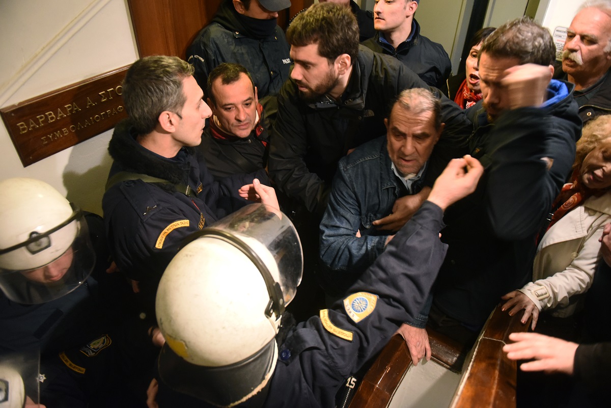 ΜΑΤ Vs «Δεν πληρώνω» έξω από συμβολαιογραφείο – Έγιναν 8 προσαγωγές