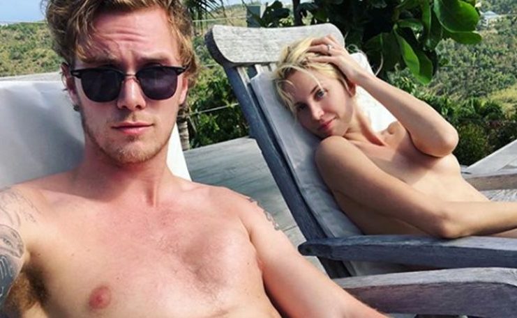 Ο αδελφός της Paris Hilton φωτογραφίζει γυμνή τη σύντροφό του και την ανεβάζει στο Instagram