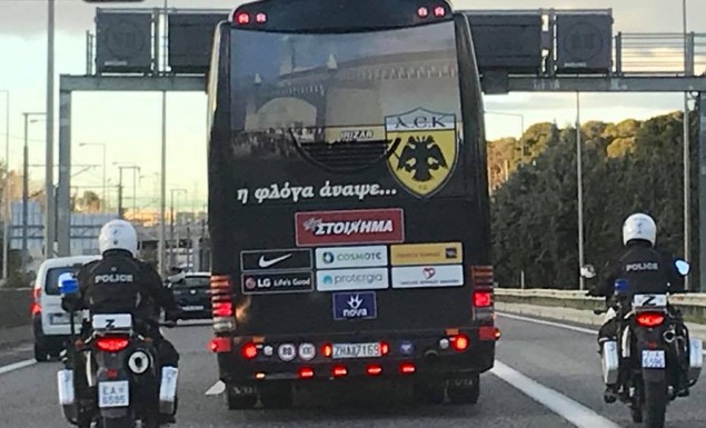 AEK : Οπαδοί συνόδευσαν το πούλμαν για Περιστέρι (pics)