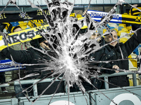 Επίθεση σε πούλμαν με οπαδούς της ΑΕΚ στο Κίεβο