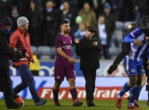 Aγουέρο : Έριξε μπουνιά σε φίλαθλο της Γουίγκαν