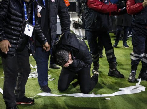 ΠΑΟΚ – Ολυμπιακός : Δεν ξεκίνησε το ντέρμπι εξαιτίας των οπαδών του Δικεφάλου