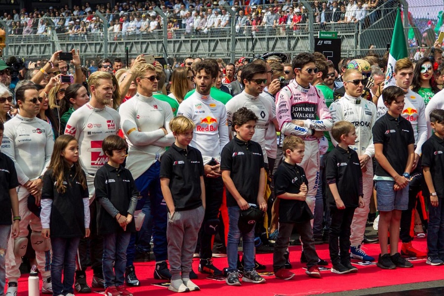 Formula 1 : Παιδάκια αντί για μοντέλα στα Grid
