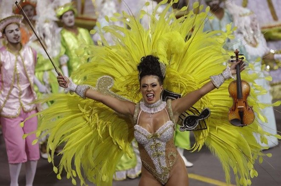Πήρε φωτιά το Ρίο ντε Τζανέιρο από τις καλλίγραμμες χορεύτριες (pics)