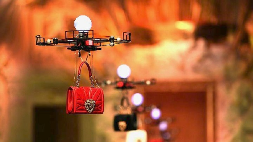 Dolce & Gabbana με drones στην πασαρέλα