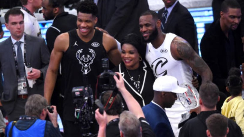 Μαμά Αντετοκούνμπο : Φωτογραφήθηκε με τον ΛεΜπρόν