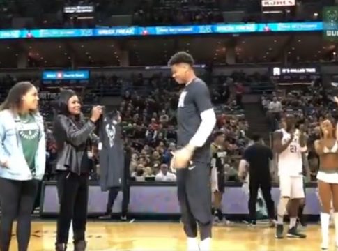 Αντετοκούνμπο : Πήρε τη φανέλα του All Star Game από τη μητέρα του