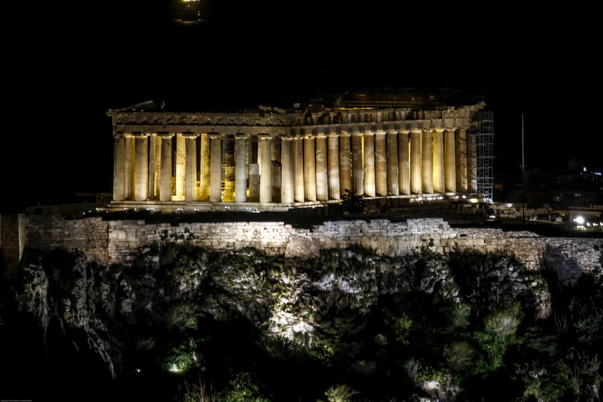 Η Ακρόπολη, η Βουλή και η Στέγη σκοτείνιασαν για την Ώρα της Γης (pics)