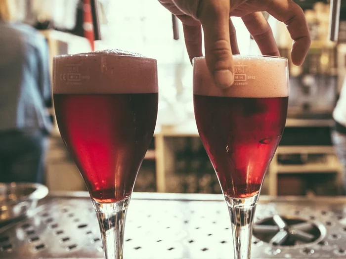 Αντικλεπτικά και παπούτσια στο ταβάνι: Οι λύσεις των μπαρ στο Βέλγιο για να μην τους κλέβουν τα ποτήρια μπίρας