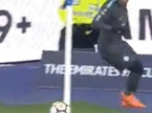 Aπίστευτος Γουίλιαν έπαιξε το 1-2 με το σημαιάκι του κόρνερ (vid)