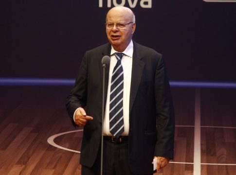 Χάνει την ψυχραιμία του ο «σωλήνας»