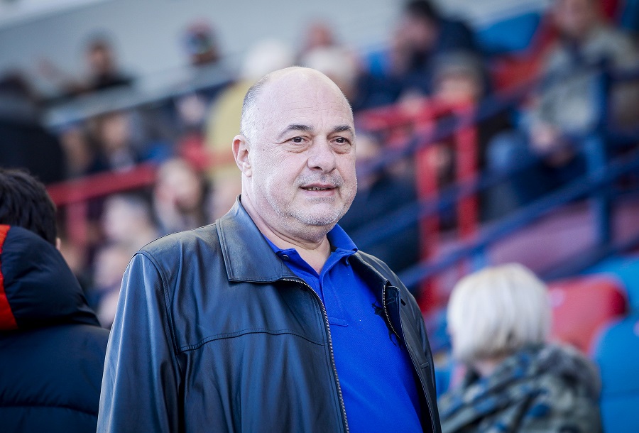 Απίστευτο: Ακόμα και με μαθητές τα έβαλε ο Μπέος