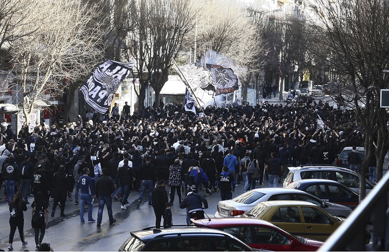 Επεισόδια και χρήση δακρυγόνων στην πορεία του ΠΑΟΚ