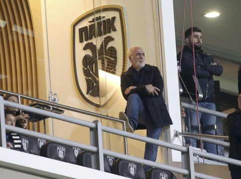 ΠΑΟΚ – ΑΕΚ : Το βίντεο με το ντου του ένοπλου Σαββίδη στον αγωνιστικό χώρο (vid)