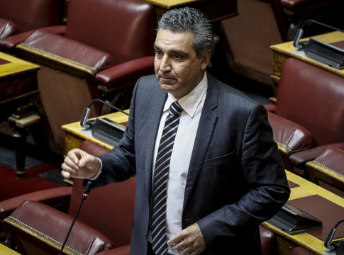 Θα τρελάνουν τον κόσμο: «Δεν είχε όπλο ο Σαββίδης» λέει ο βουλευτής Φωκάς