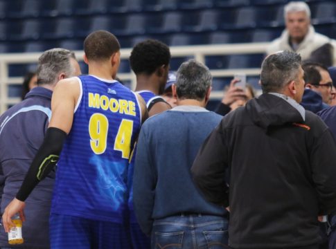 ΟΑΚΑ : Φραστικό επεισόδιο Λαμπ – Μουρ με τον κόσμο της ΑΕΚ