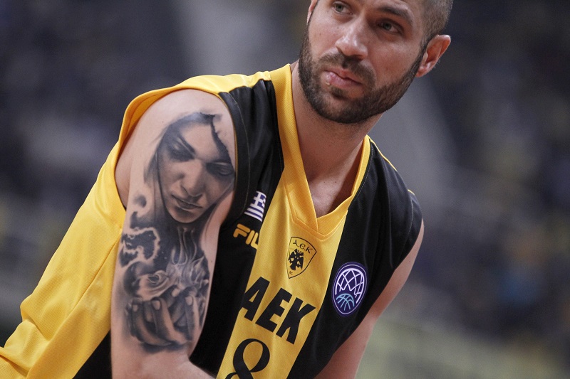 Παναγιώτης Βασιλόπουλος : Έκανε τατουάζ τη γυναίκα του, Μαρία Τσουρή (pics)