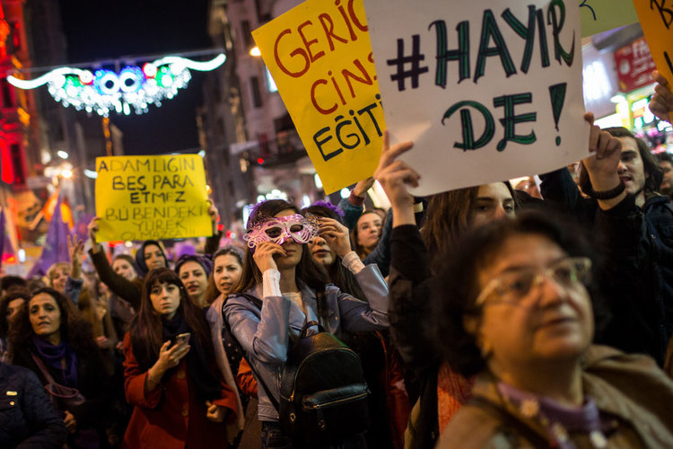 Mεγάλη διαδήλωση γυναικών στην Κωνσταντινούπολη