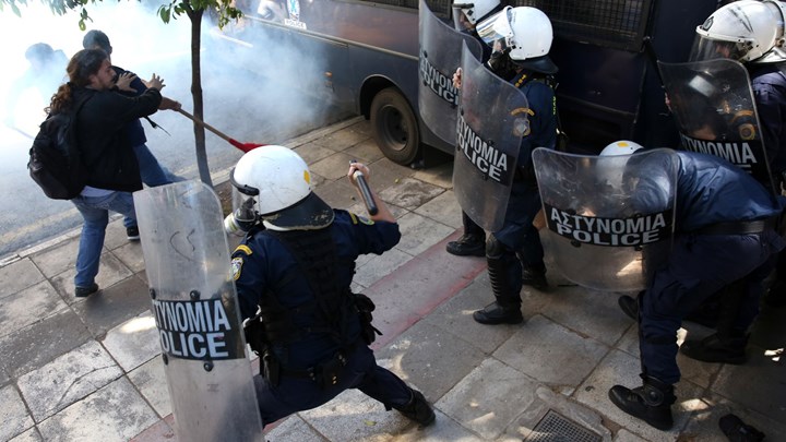 Ένταση και χημικά στο πανεκπαιδευτικό συλλαλητήριο