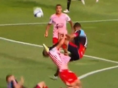Του έκανε τάκλιν στο κεφάλι! (vid)