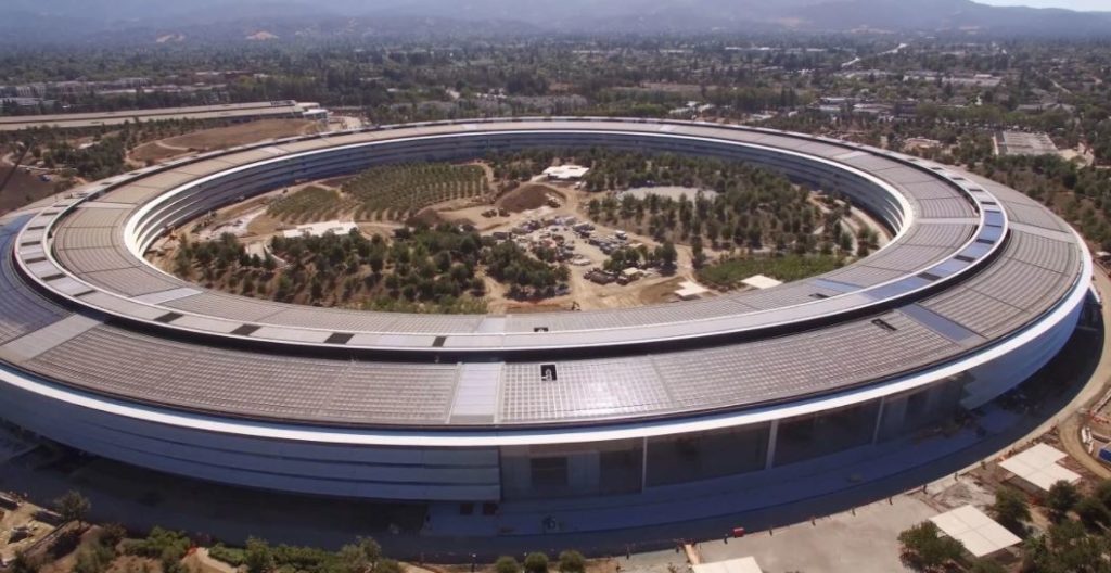 Παγίδα το κτήριο της Apple των 4 δισ. ευρώ : Οι υπάλληλοι κουτουλάνε στα γυάλινα πορτοπαράθυρα