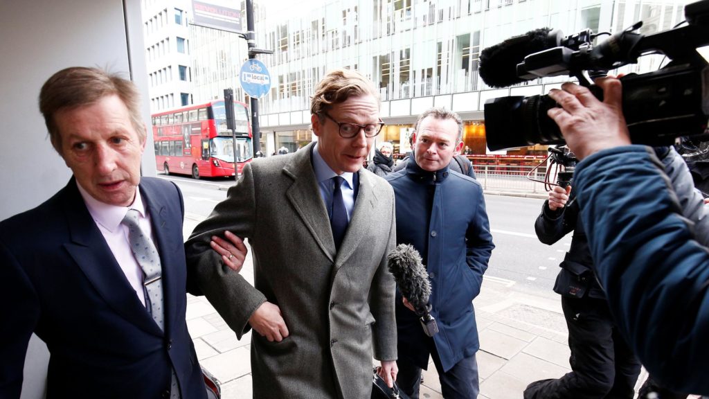 Ντόμινο οι αποκαλύψεις στο σκάνδαλο Facebook-Cambridge Analytica