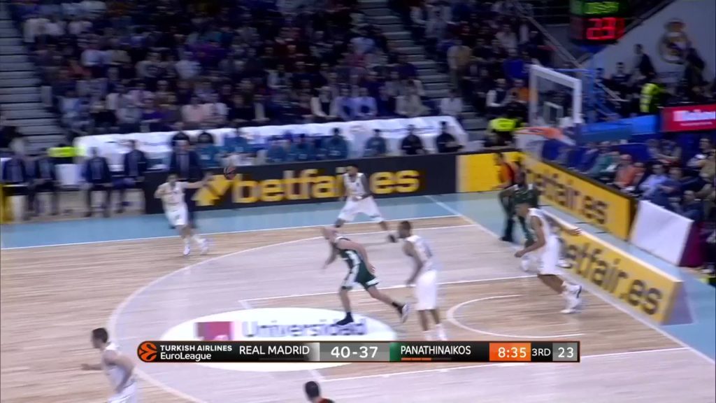 Σηκώθηκε – γύρισε – κάρφωσε! (vid)