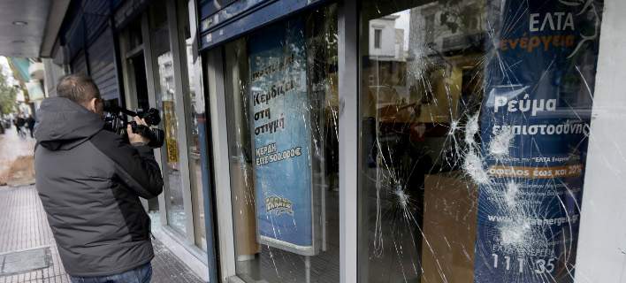 Έσπασαν βιτρίνες καταστημάτων και ΕΛΤΑ στην Πατησίων